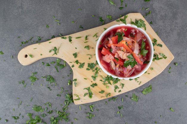 Köstliche Borschtsch-Suppe in weißer Schüssel. Foto in hoher Qualität