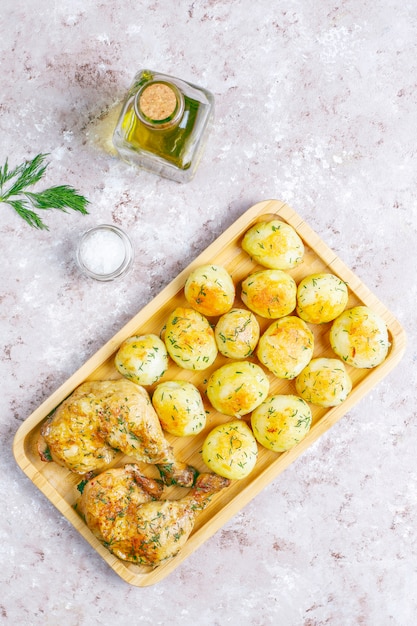 Kostenloses Foto köstliche bratkartoffeln mit dill und hühnchen