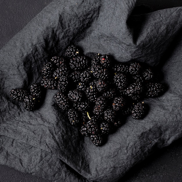 Köstliche Brombeeren der hohen Ansicht auf einer Serviette