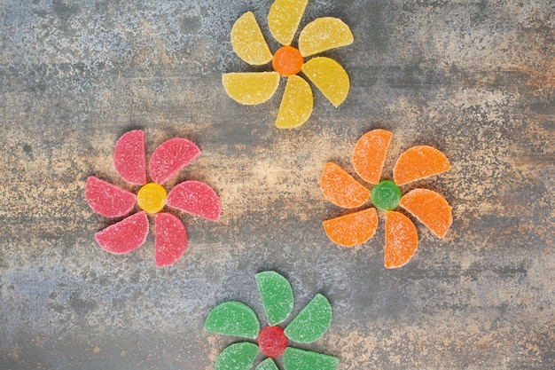 Köstliche bunte marmelade auf marmorhintergrund. hochwertiges foto