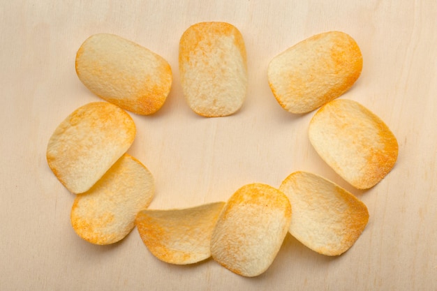 Köstliche Chips auf Tischnahaufnahme
