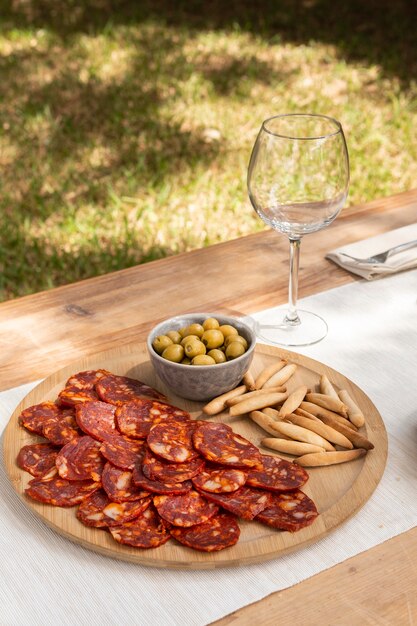 Köstliche Chorizo in Scheiben geschnitten auf einem Tellerarrangement