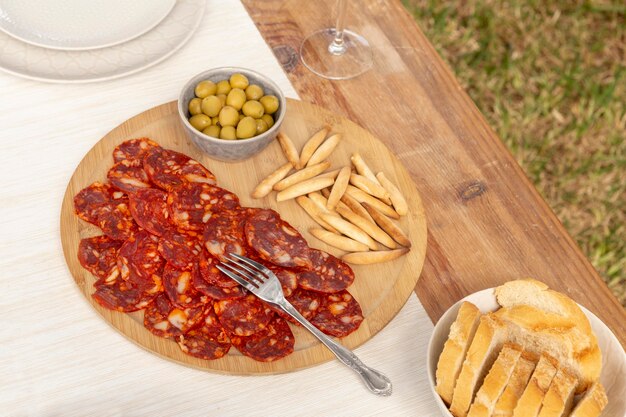 Köstliche Chorizo in Scheiben geschnitten auf einem Tellerarrangement