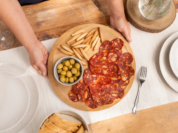 Köstliche Chorizo in Scheiben geschnitten auf einem Tellersortiment