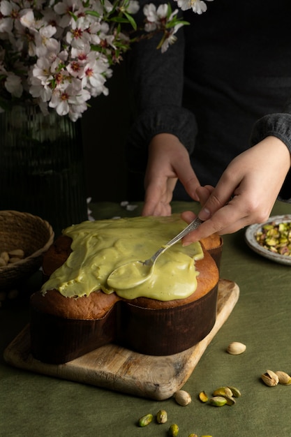 Kostenloses Foto köstliche colomba mit hohem winkel und belag