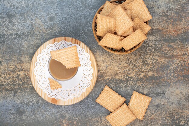 Köstliche cracker in der holzschale auf marmorhintergrund. hochwertiges foto