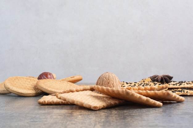 Köstliche Cracker mit Nuss- und Sternanis auf Marmorhintergrund. Hochwertiges Foto