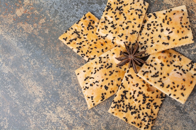 Köstliche Cracker mit Sternanis auf Marmorhintergrund. Hochwertiges Foto