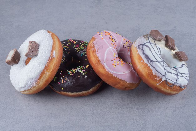 Köstliche Donuts auf Marmoroberfläche gebündelt