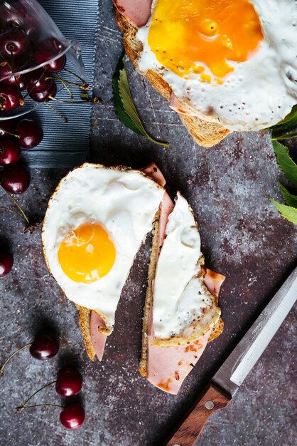 Köstliche Eier auf Draufsicht des Toastfrühstücks