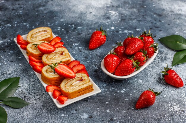 Köstliche Erdbeerkuchenrolle mit frischen Erdbeeren, Draufsicht