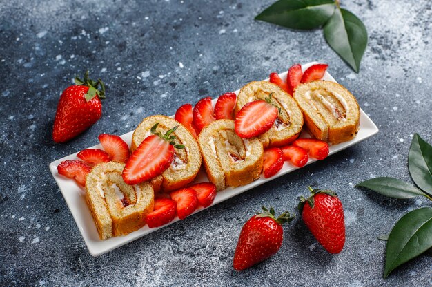 Köstliche Erdbeerkuchenrolle mit frischen Erdbeeren, Draufsicht