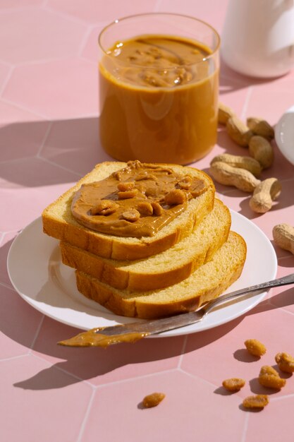 Köstliche Erdnussbutter des hohen Winkels auf Brot