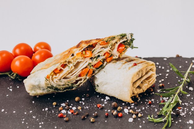 Köstliche Fajita mit Huhn lokalisiert auf Tafel