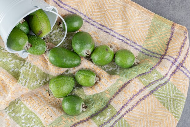 Köstliche Feijoa-Früchte im weißen Eimer. Foto in hoher Qualität