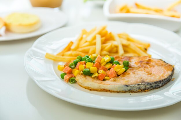 Köstliche Fisch mit Gemüse