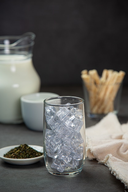 Kostenloses Foto köstliche frische milch in einem glas.