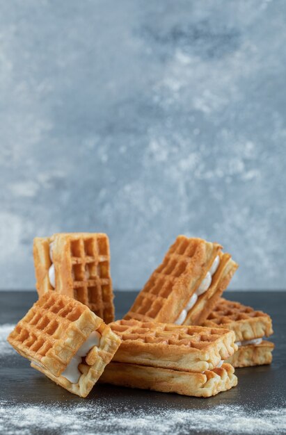 Köstliche frische Waffeln an einer grauen Wand.