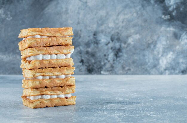 Köstliche frische Waffeln auf grauem Hintergrund.