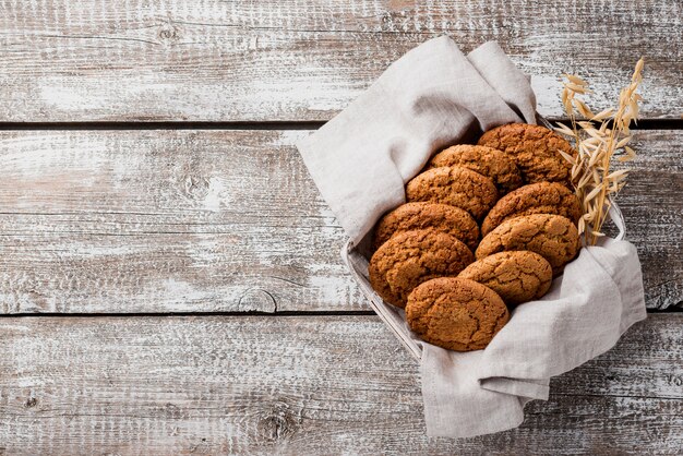 Köstliche gebackene Plätzchen im Korb und im Stoff