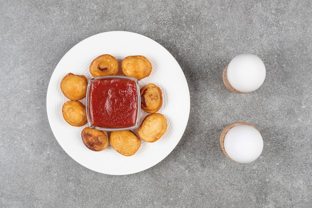 Köstliche gebratene Knödel auf weißem Teller mit Ketchup