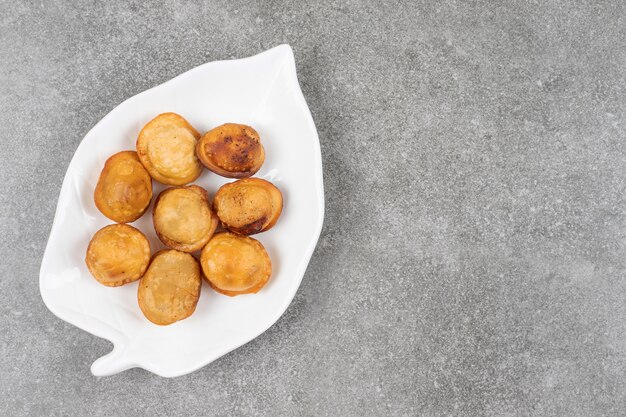 Köstliche gebratene Knödel auf weißem Teller