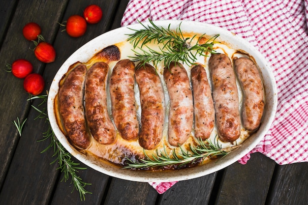 Köstliche gegrillte Würstchen mit Potherbs