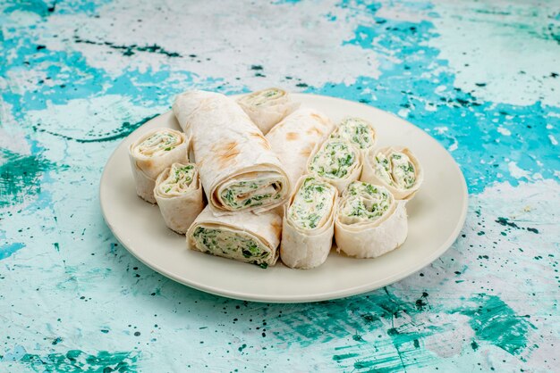 köstliche Gemüsebrötchen ganz und in Scheiben geschnitten auf hellblauem Gemüsesnack