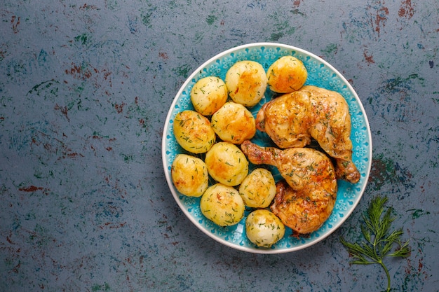 Köstliche geröstete junge Kartoffeln mit Dill und Huhn, Draufsicht