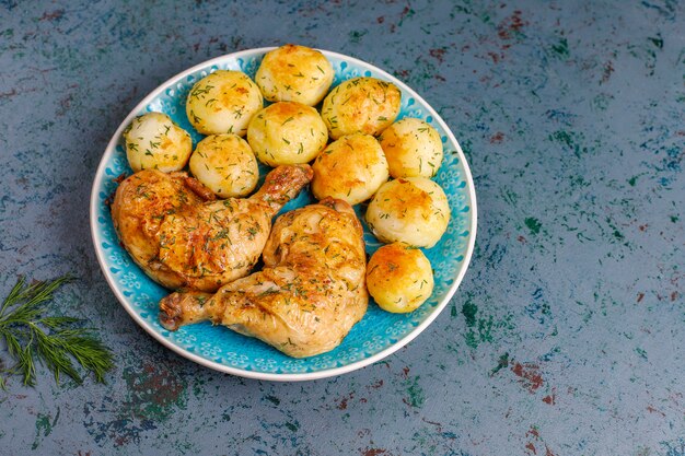 Köstliche geröstete junge Kartoffeln mit Dill und Huhn, Draufsicht