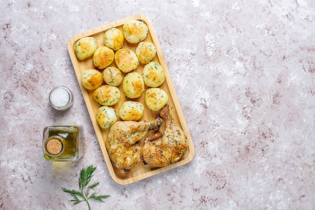 Köstliche geröstete junge Kartoffeln mit Dill und Huhn, Draufsicht