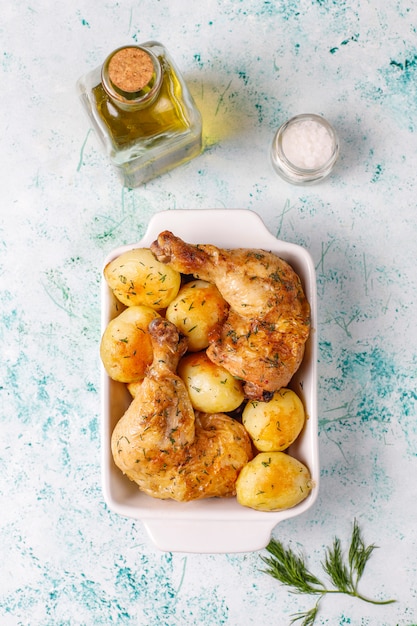 Kostenloses Foto köstliche geröstete junge kartoffeln mit dill und huhn, draufsicht