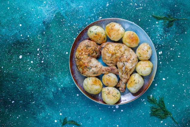 Köstliche geröstete junge Kartoffeln mit Dill und Huhn, Draufsicht