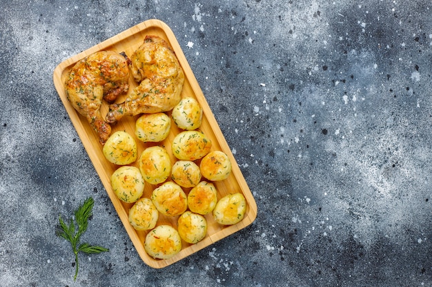 Köstliche geröstete junge Kartoffeln mit Dill und Huhn, Draufsicht