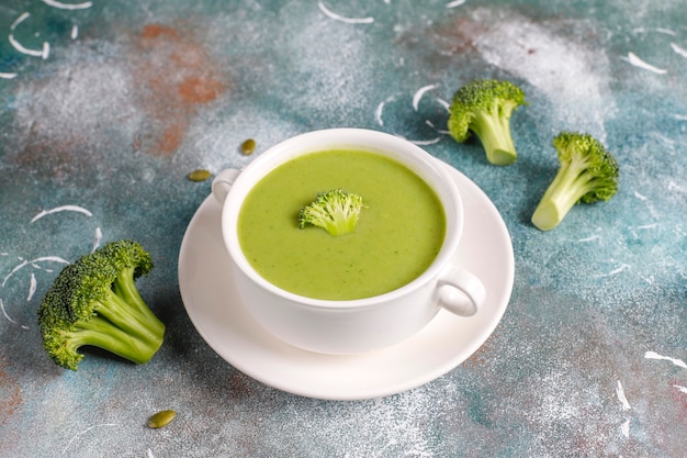 Köstliche grüne hausgemachte Brokkolicremesuppe.