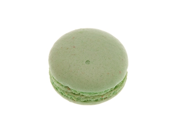 Köstliche grüne Makrone lokalisiert auf weißem Hintergrund. Leckerer Snack