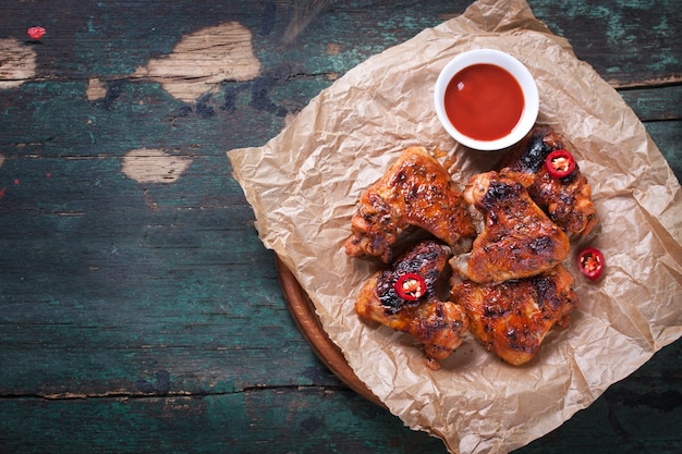 Kostenloses Foto köstliche hähnchenflügel mit tomatensauce