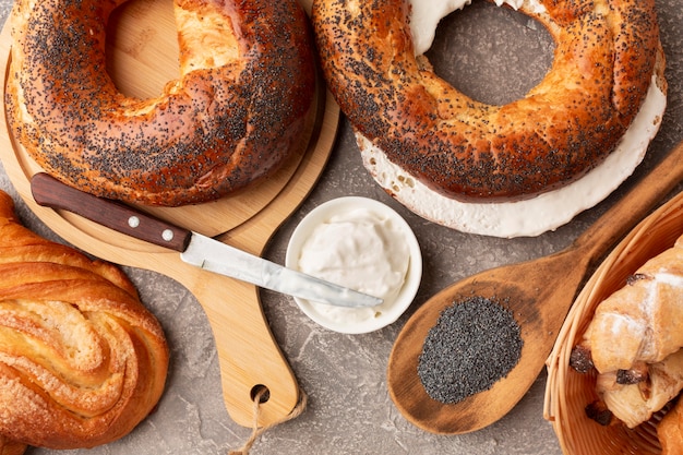 Köstliche hausgemachte Bagels flach liegen