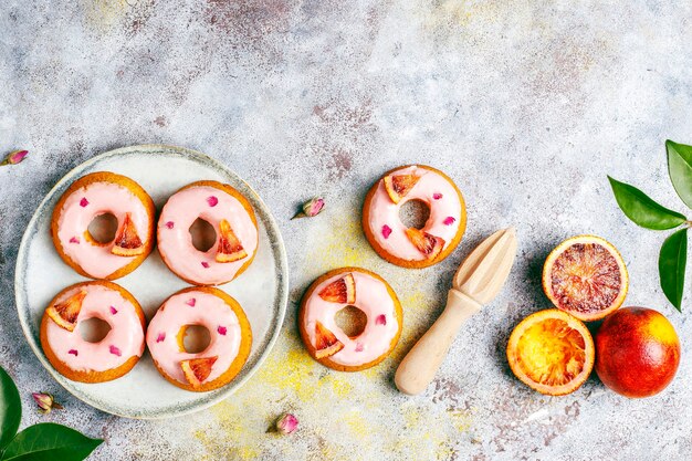 Köstliche hausgemachte donuts mit blutorangenglasur.