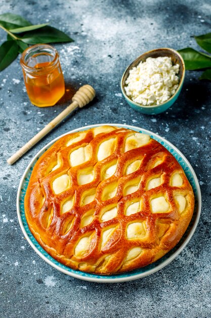 Köstliche hausgemachte Hüttenkäse-Torte mit frischem Hüttenkäse und Honig