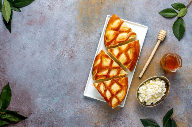 Köstliche hausgemachte Hüttenkäsepastete mit frischem Hüttenkäse und Honig, Draufsicht