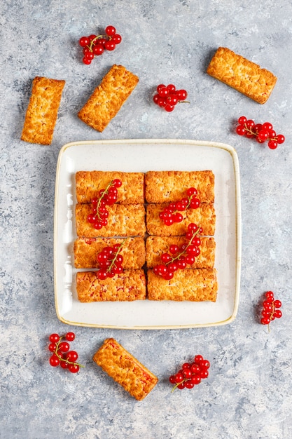 Kostenloses Foto köstliche hausgemachte marmeladenplätzchen mit roten johannisbeeren und frischen beeren.