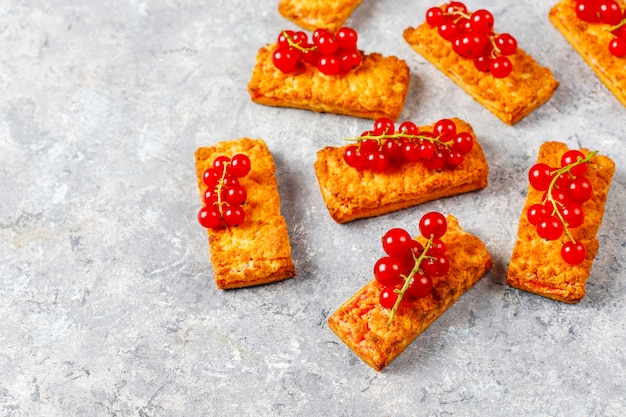 Köstliche hausgemachte Marmeladenplätzchen mit roten Johannisbeeren und frischen Beeren.