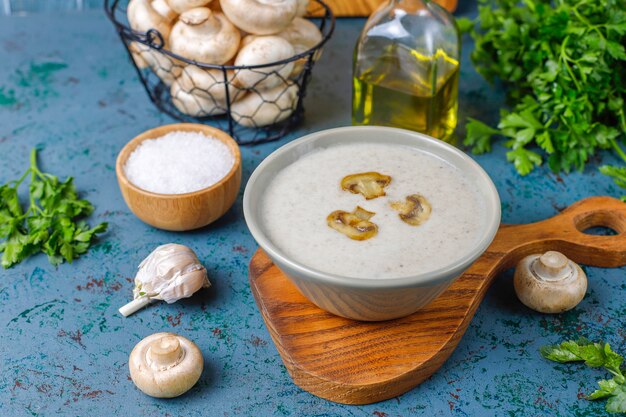 Köstliche hausgemachte Pilzcremesuppe, Draufsicht