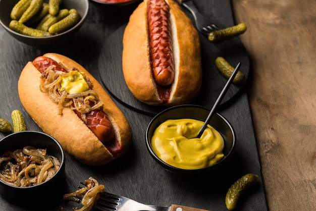 Kostenloses Foto köstliche hot dogs anordnung hoher winkel