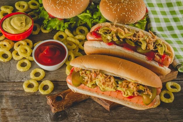 Kostenloses Foto köstliche hot dogs mit gebratenen zwiebelringen