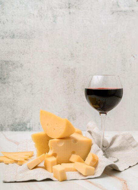 Köstliche Käsesorte mit einem Glas Rotwein