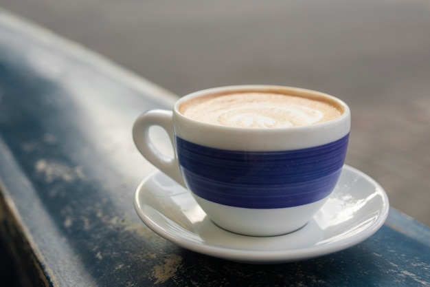 Kostenloses Foto köstliche kaffeetasse auf dem teller