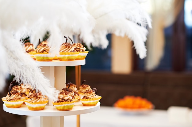 Köstliche Karamell-Vanille-Cupcakes, die im süßen, leckeren Konzept des Süßwaren-Copyspace-Zuckerdesserts serviert werden.