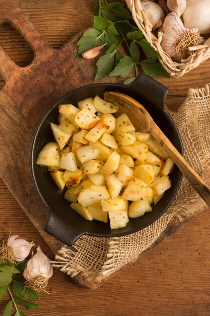 Köstliche Kartoffelschale auf Segeltuchbeutel